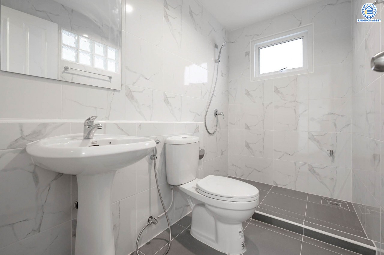 บ้านมือสองตกแต่งใหม่ โครงการ ชลลดา วัดลาดปลาดุก คุณภาพระดับ L&H บนเนื้อที่ 52 ตร.ว. ฟังก์ชัน 3 ห้องนอน 2 ห้องน้ำ 1 ที่จอดรถ สิ่งอำนวยความสะดวกครบครัน บนทำเลศักยภาพ เชื่อมต่อหลายเส้นทาง ใกล้รถไฟฟ้าสายสีม่วง "สถานีคลองบางไผ่" และเซ็นทรัล เวสต์เกต...